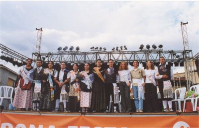 La Festa dels Hereus i Pubilles va portar molta gent de fora de Sant Vicen�. A la foto podem veure la Pubilla de Catalunya 2001, els Hereus i les Pubilles Comarcals del Bages 2002, els Hereus i les Pubilles de Sant Vicen� 2001 i l'Hereu i les Pubilles que van sortir proclamats el passat 14 de juliol