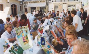 Les puntaires van fer anar els buixets durant tot el mat del diumenge de Festa Major. El pblic encuriosit mirava les petites obres d'art que fan