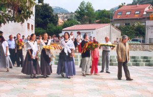 Gaireb totes les entitats de Sant Vicen van oferir un ram de flors al monument de l'Onze de Setembre