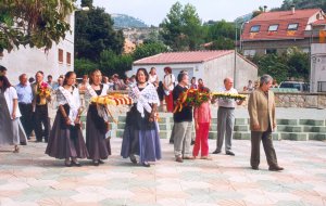 Gairebé totes les entitats de Sant Vicenç van oferir un ram de flors al monument de l'Onze de Setembre
