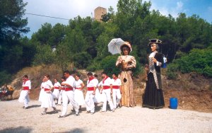 Els membres de l�Esbart a punt de ballar al Pla dels Dip�sits