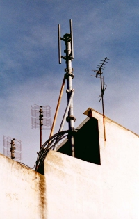 Detall de l'antena que volia instal�lar la companyia Retevisi�n al mig del poble