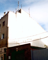 L'edifici del carrer Maria Gimferrer nmero 7 amb l'antena de telefonia mbil al capdamunt