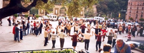 Ballada de sardanes per part de l�Agrupaci� a la Pla�a del Monestir de Montserrat