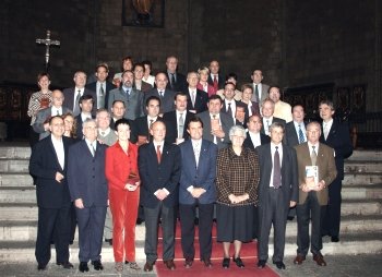Foto de fam�lia de tots els guardonats en els Premis del Dia de la Sardana d'enguany. Aquests premis van comptar amb la pres�ncia santvicentina de l�Agrupaci� Sardanista que va recollir el Premi als 50 anys de l�Agrupaci�