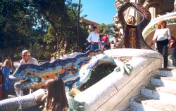 Nom�s entrar al Parc G�ell trobem, donant-nos la benvinguda, el fam�s Drac del Parc, que tamb� est� fet amb la t�cnica del �trencad�s�. Aquesta t�cnica reutilitzava peces de cer�mica de colors vius i altres materials i es trencaven i s�enganxaven a manera de trencaclosques