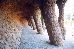 Els p�rtics de columnes inclinades del Parc G�ell s�oposen amb el seu color terr�s, al cromatisme de la resta del recinte