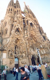 A la Sagrada Fam�lia tot �s providencial. L�empla�ament es troba al centre de la ciutat, i al centre del pla de Barcelona; hi ha la mateixa dist�ncia del Temple a la muntanya, a Sants i a Sant Andreu; alhora equidista dels rius Bes�s i Llobregat