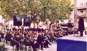 L�acte a la pla�a de l�Ajuntament va congregar un p�blic nombr�s, entre els que hi havia Alcaldes, Diputats i Diputades socialistes de la comarca