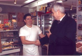 Pasqual Maragall va visitar les pastisseries del centre del poble i va fer petar la xerrada amb la gent del carrer, on va aixecar expectaci� pel seu tarann� senzill i el seu tracte afable