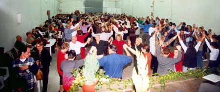 La sala de Can Soler es va omplir per ballar sardanes amb la Cobla Sant Jordi de Barcelona