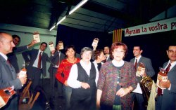L�Agrupaci� Sardanista va obsequiar als m�sics amb el producte t�pic de Sant Vicen�, les �Pedres i lloses�