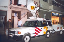 T�cnics i vehicles de TV3 preparats per emetre les emocions del local en directe