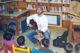 La Biblioteca va ser l'escenari escollit per representar "Contes d'arreu del m�n" a c�rrec de Roger Casals