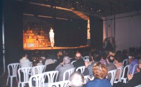 L'humor de Toni Alb� va aplegar prop d'un centenar de persones de dins i fora de Sant Vicen� a la Sala Polivalent de Can Soler