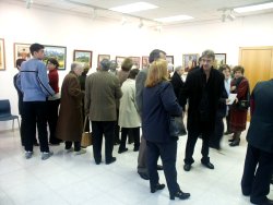 P�blic assistent a l'exposici� de pintura i escultura.