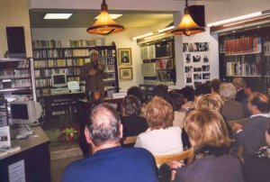 Espin�s, a la biblioteca, en la presentaci� del seu llibre