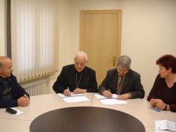 Mn. Miquel Codina, el Bisbe de Vic Josep Maria Guix, l'Alcalde Joan Montsech i la Regidora Gl�ria Torner en el moment de la signatura del conveni de cessi� de Castellet al poble de Sant Vicen�
