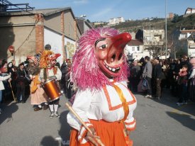 Van haver-hi disfresses de tot tipus i un grup d'animaci� que va ser molt entretingut durant tota la cercavila