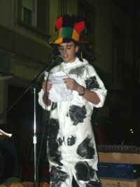 El Rei Carnestoltes, disfressat amb una granota tacada de "chapapote" igual que els organitzadors, en el moment de fer el preg�