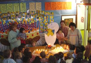 Els nens i nenes de l'Escola Bressol El Niu van bufar el past�s per celebrar els seus primers 25 anys