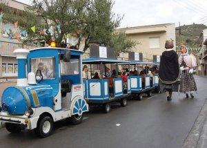 Durant tot el mat del 27 de febrer un trenet va recrrer tots els carrers de Sant Vicen portant a nens i pares per tot arreu