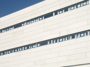 Tots els alumnes de l'Institut Castellet van omplir totes les finestres de l'edifici amb cartells on s'hi podia llegir "No a la guerra!"