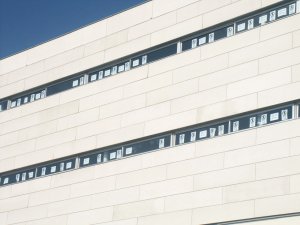 Tots els alumnes de l'Institut Castellet van omplir totes les finestres de l'edifici amb cartells on s'hi podia llegir "No a la guerra!"