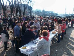 Aspecte del pla dels dip�sits en el moment de l'esmorzar. Es van repartir prop d'un miler d'entrepans