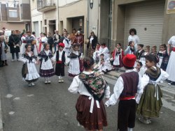 Un grup de l'Esbart Dansaire Santvicent est a punt de ballar al carrer Sant Josep de Sant Vicen