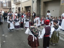 Un grup de l'Esbart Dansaire Santvicent� est� a punt de ballar al carrer Sant Josep de Sant Vicen�