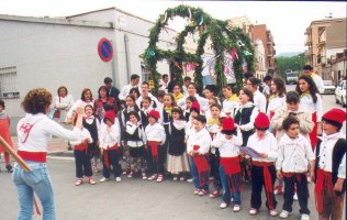 Tota l'Associaci� Musical Castellet va cantar durant el dissabte a la tarda i diumenge al mat� Can�ons per la Pau