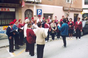 Els membres de la Societat Coral l'Estrella van sortir ben d'hora el dissabte al mat� per portar els seus cants als carrers