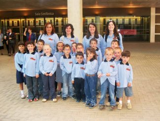 Els nens i nenes de l'Associaci Musical Castellet amb les seves monitores i acompanyants van participar un any ms al "Juguem Cantant" organitzat pel Secretariat de Corals Infantils de Catalunya