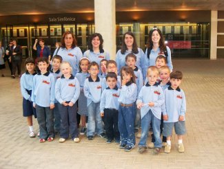 Els nens i nenes de l'Associaci Musical Castellet amb les seves monitores i acompanyants van participar un any ms al "Juguem Cantant" organitzat pel Secretariat de Corals Infantils de Catalunya