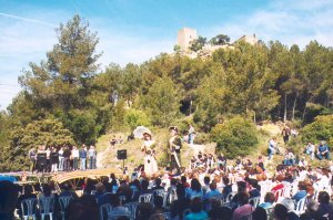 Una bona gentada es va concentrar al Pla dels Dipsits per veure actuar les entitats santvicentines el dia de la inauguraci de la restauraci de l'ermita de Castellet