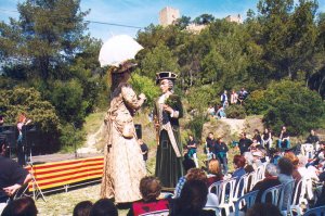 El Mari� i la Paula, carregats pels membres de la Colla de Geganters, van ballar el seu ja tradicional Vals dels Barons de Castellet