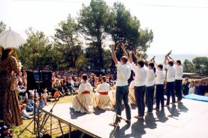 Els de l'Esbart Dansaire Santvicent van ballar un Ball de Bastons, per abans van fer un discurs en contra la guerra a Iraq