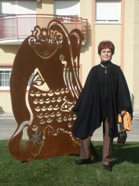 Antolina Vilaseca just al costat de la seva nova obra que es pot contemplar al carrer Cardener, l'�ngel de Castellet
