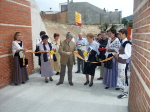 L'alcalde de Sant Vicen, Joan Montsech en el moment de tallar la cinta inaugural d'aquest nou pas per a vianants