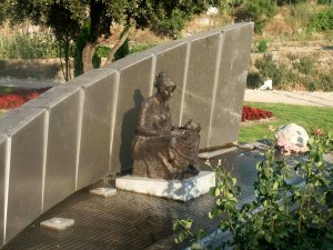 El Monument a la Mare va celebrar el seu primer aniversari. Actualment, s'est fent un precis parc al seu darrere, al Torrent de Sant Joan. Ser el futur Parc de Sant Joan de Dalt
