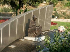 El Monument a la Mare va celebrar el seu primer aniversari. Actualment, s'est� fent un preci�s parc al seu darrere, al Torrent de Sant Joan. Ser� el futur Parc de Sant Joan de Dalt