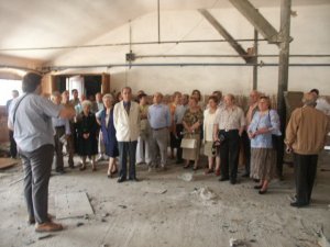 Un nombr�s p�blic atent a l'explicaci� del guia que comentava una mica d'hist�ria de la f�brica de Can Soler