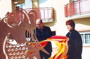Josep Maria Castell� i Antolina Vilaseca en el moment de la inauguraci� de l'escultura "L'�ngel de Castellet"
