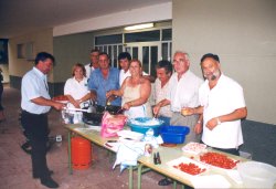 Els membres de la Casa d'Andalusia tamb� van participar en el sopar multicultural fent "migas", peix fregit, xori�o...
