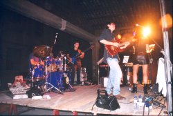 El concert de rock a c�rrec de Marina va ser el primer acte del cicle "M�sica a la fresca"