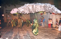 A l'espectacle "Pluges d'estiu" tamb� hi participaven �ssers imaginaris com aquesta serp que es dedicava a mullar a tothom