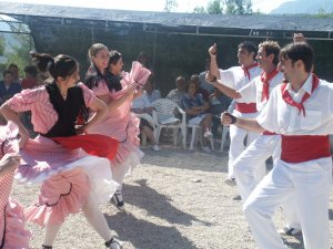 Els membres de l'Esbart Dansaire Santvicentí en un moment del seu popular Ball de Gitanes