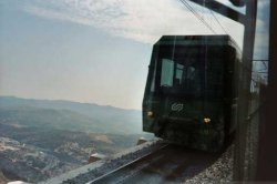 Un tren cremallera baixa de la muntanya de Montserrat per arribar a l'estaci�