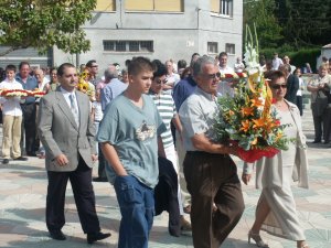 Moltes entitats i associacions santvicentines van voler celebrar la Diada fent una ofrena floral al monument de la plaça